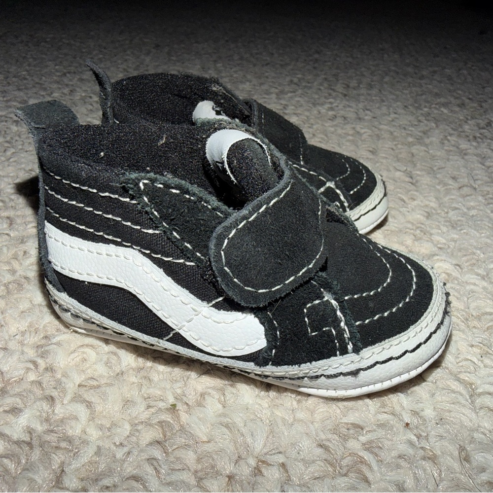 High-top Classic Black and White Baby Vans